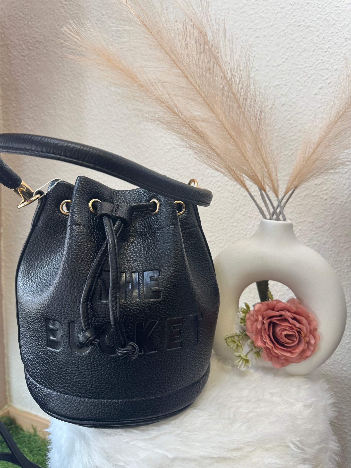 Bolso Saco Negro con Detalle Lettering