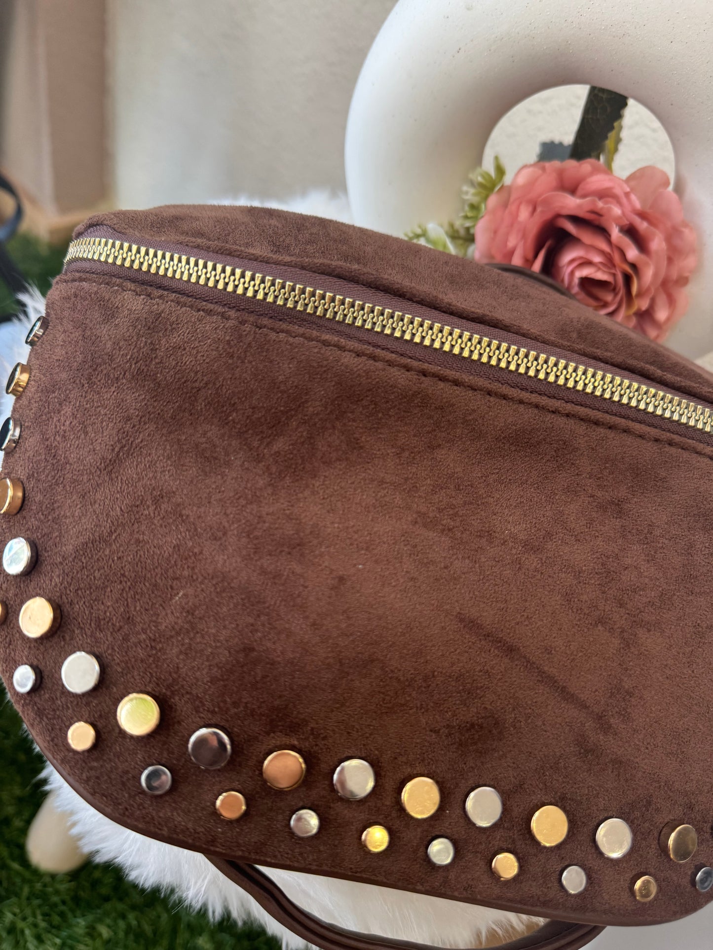 Bolso bandolera marrón con tachas