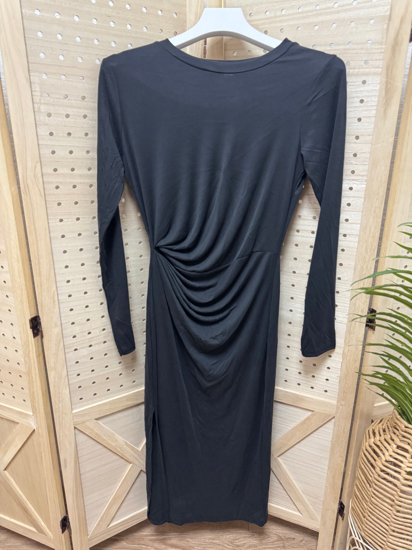 Vestido midi negro drapeado