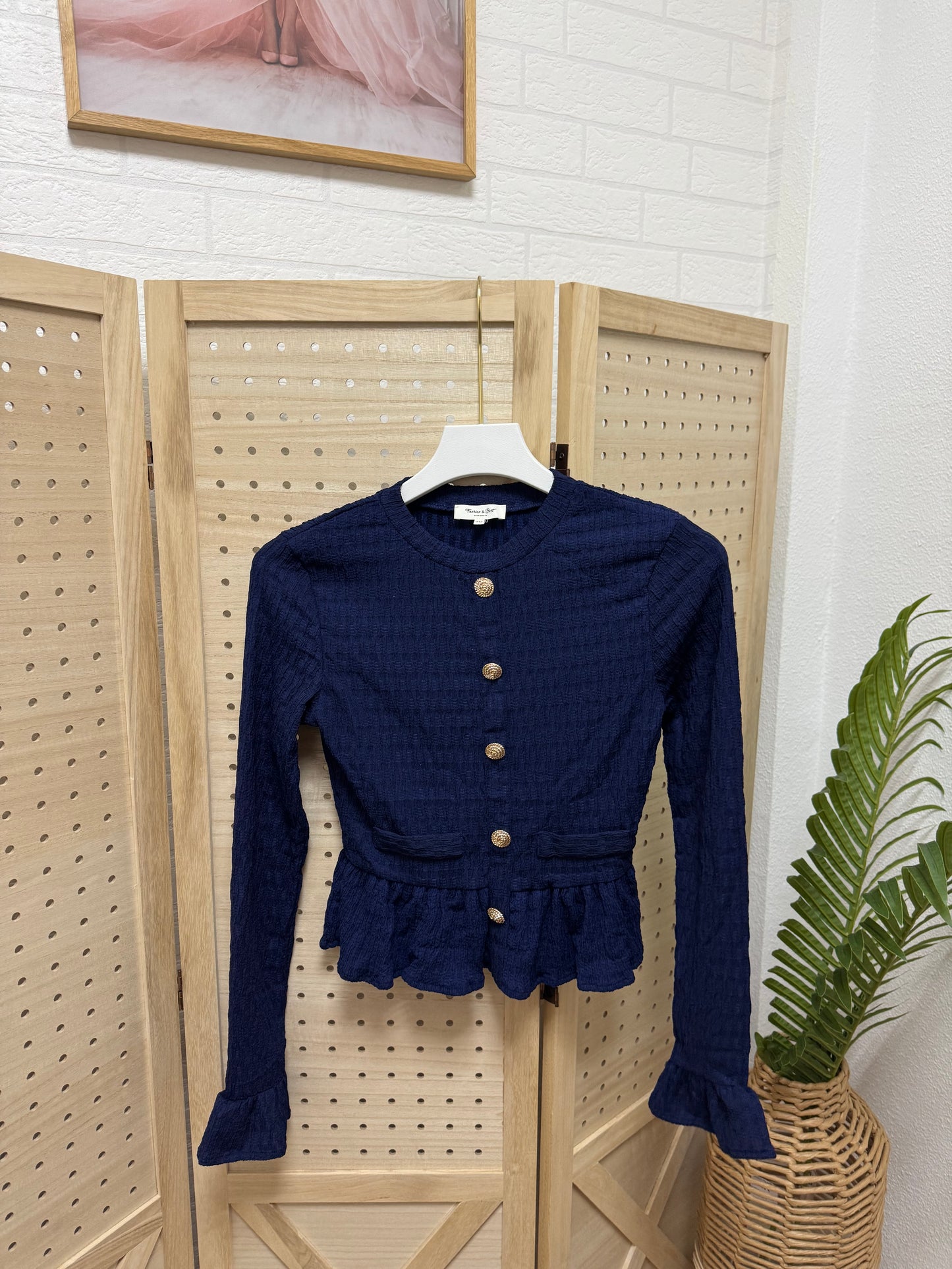 Chaqueta corta con volante y botones joya