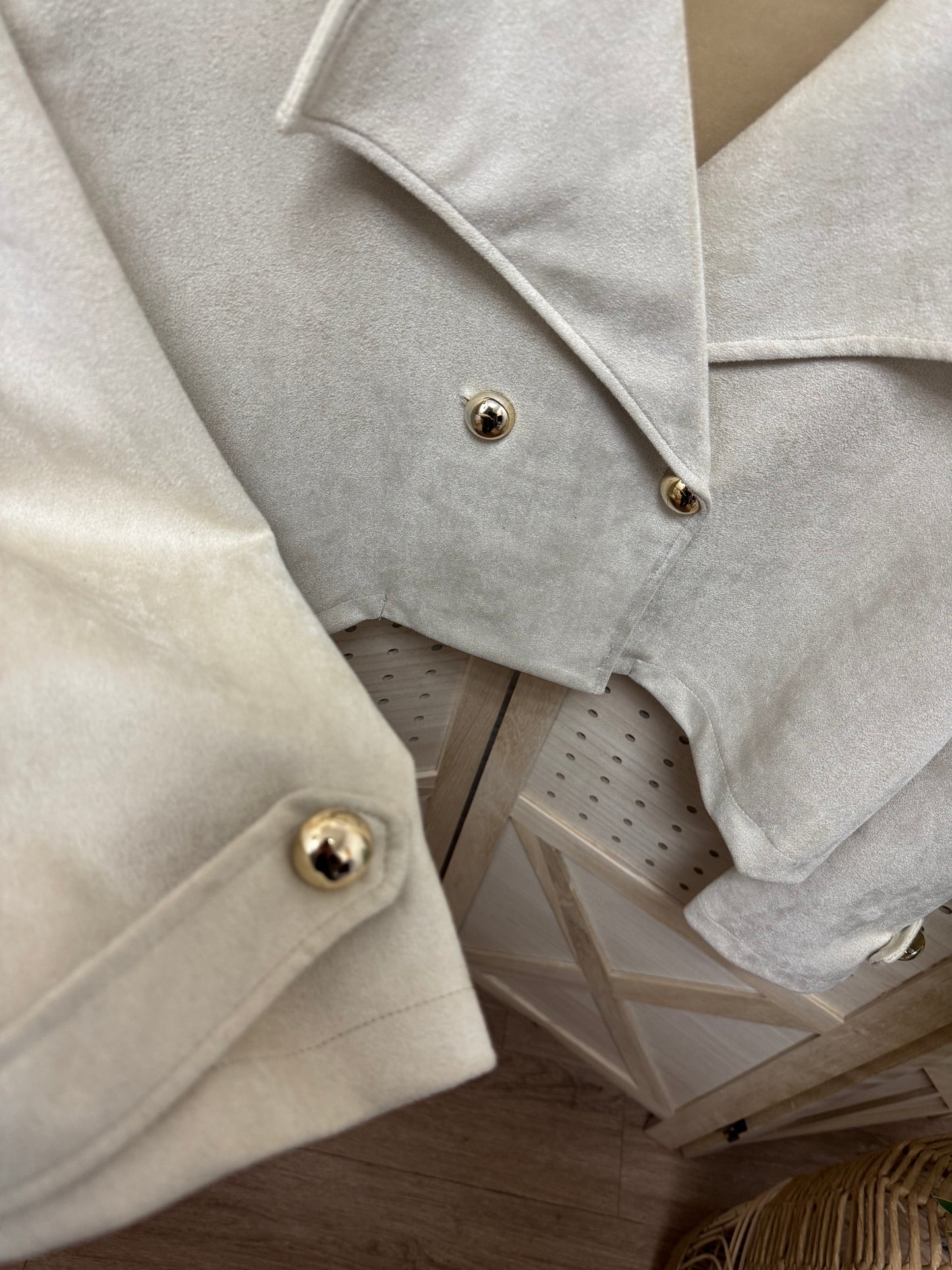 Chaqueta corta beige con botones dorados