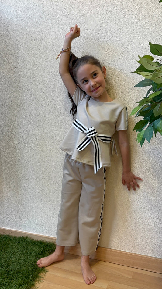 Conjunto Niña Beige Elegante con Lazo – Look Cómodo y Chic