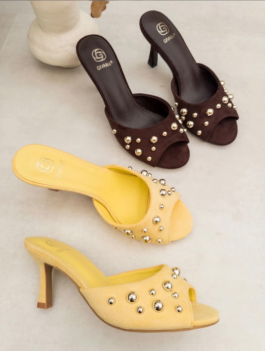 Sandalias de tacón marrones con tachas doradas (7 cm)