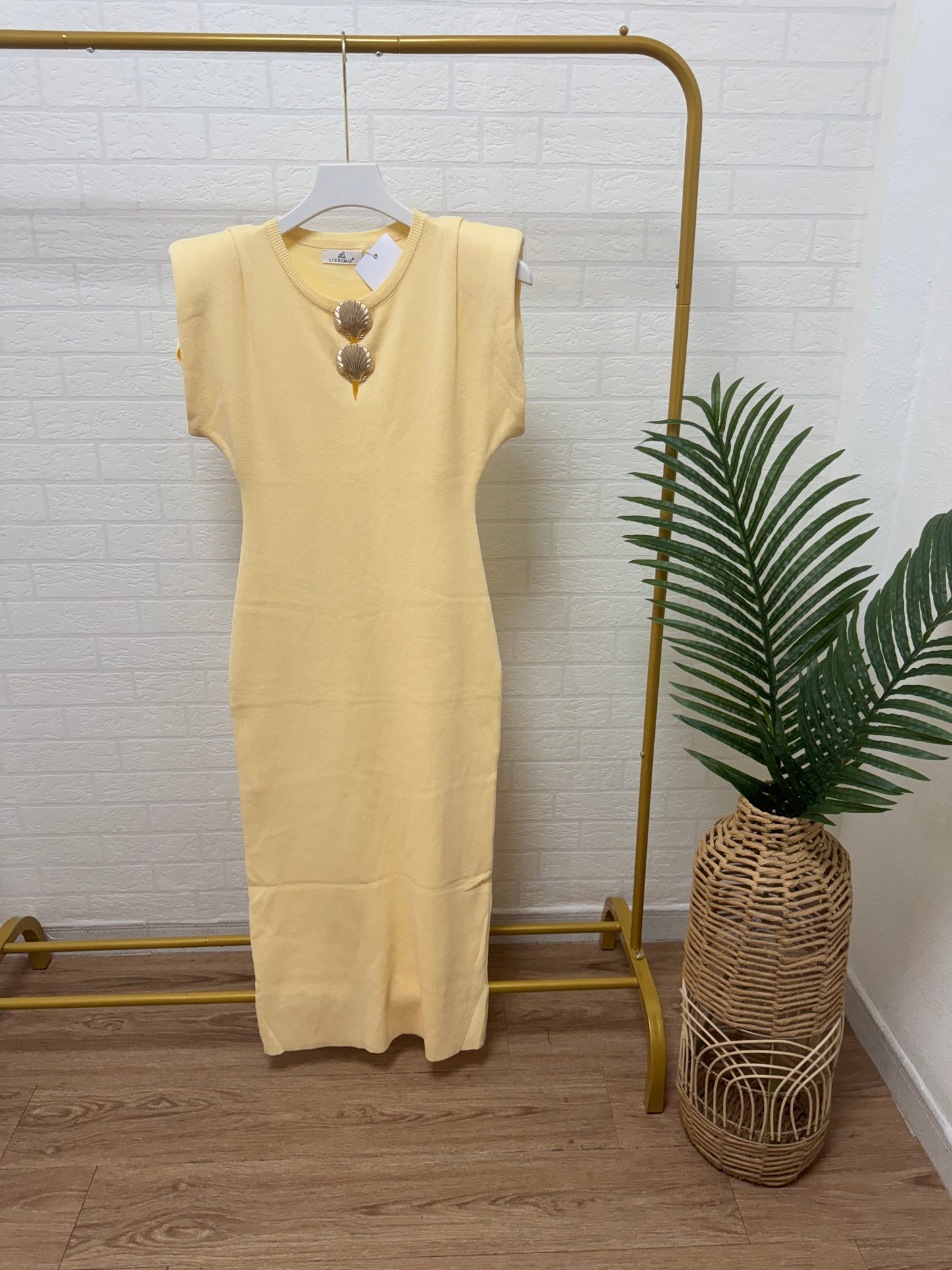 Vestido midi de punto con hombreras y detalle joya