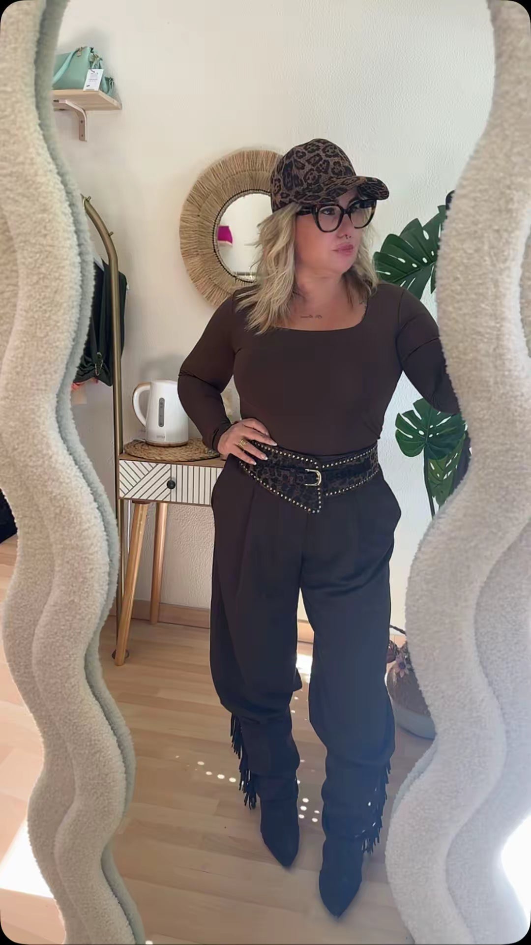 Look mujer con prendas básicas en tonos marrón chocolate 