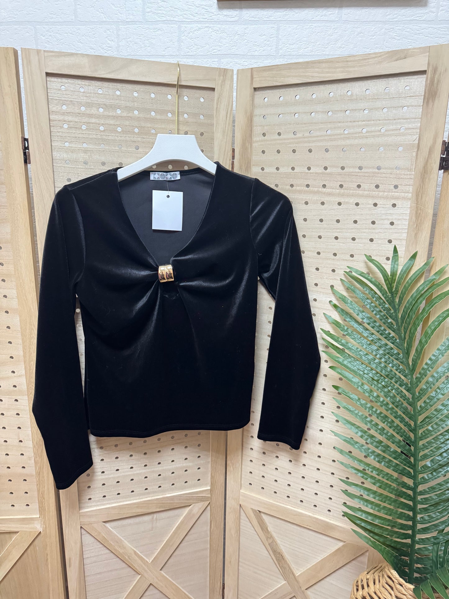 Top negro de terciopelo con detalle dorado