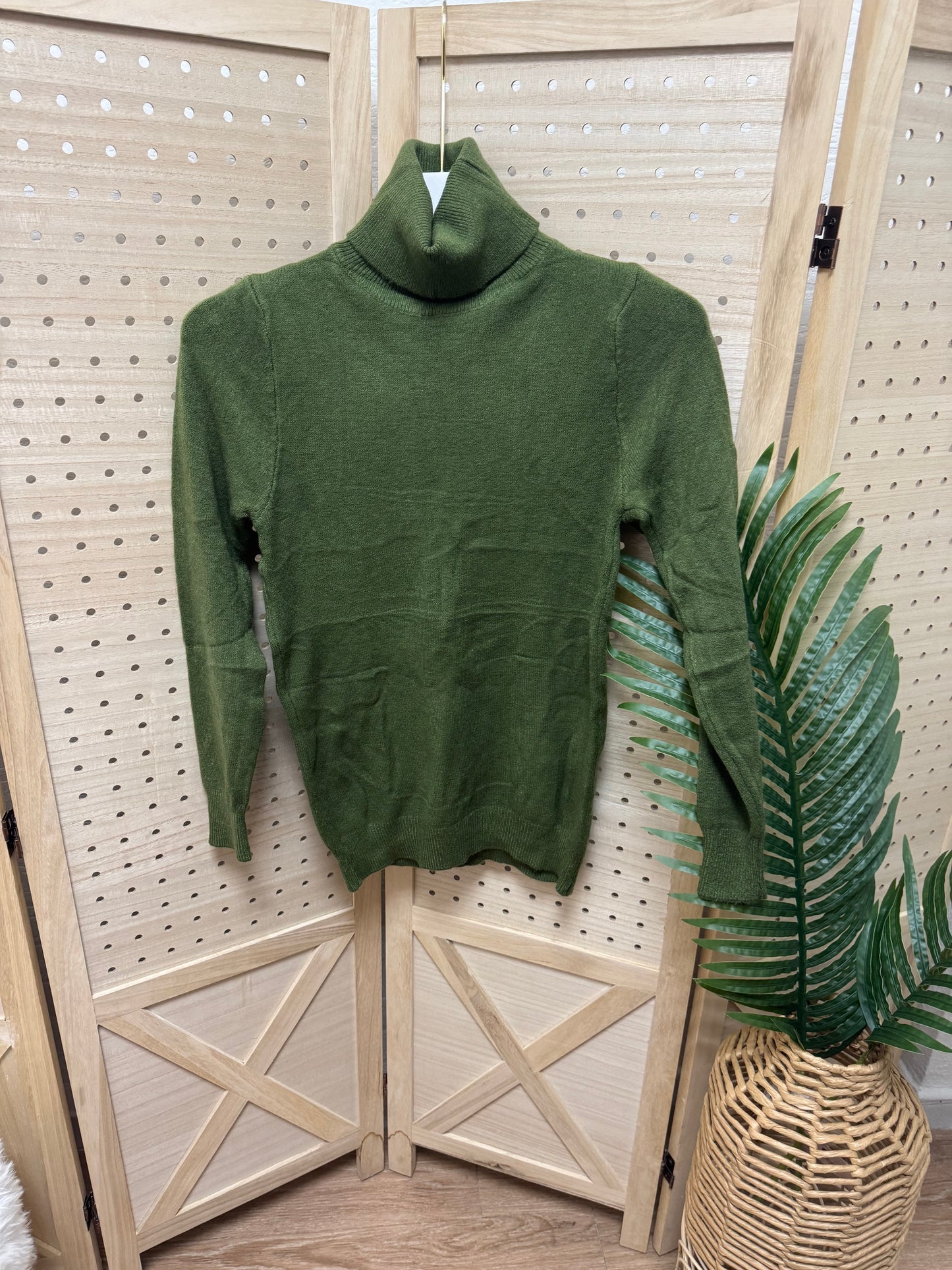 Jersey de punto verde con cuello alto