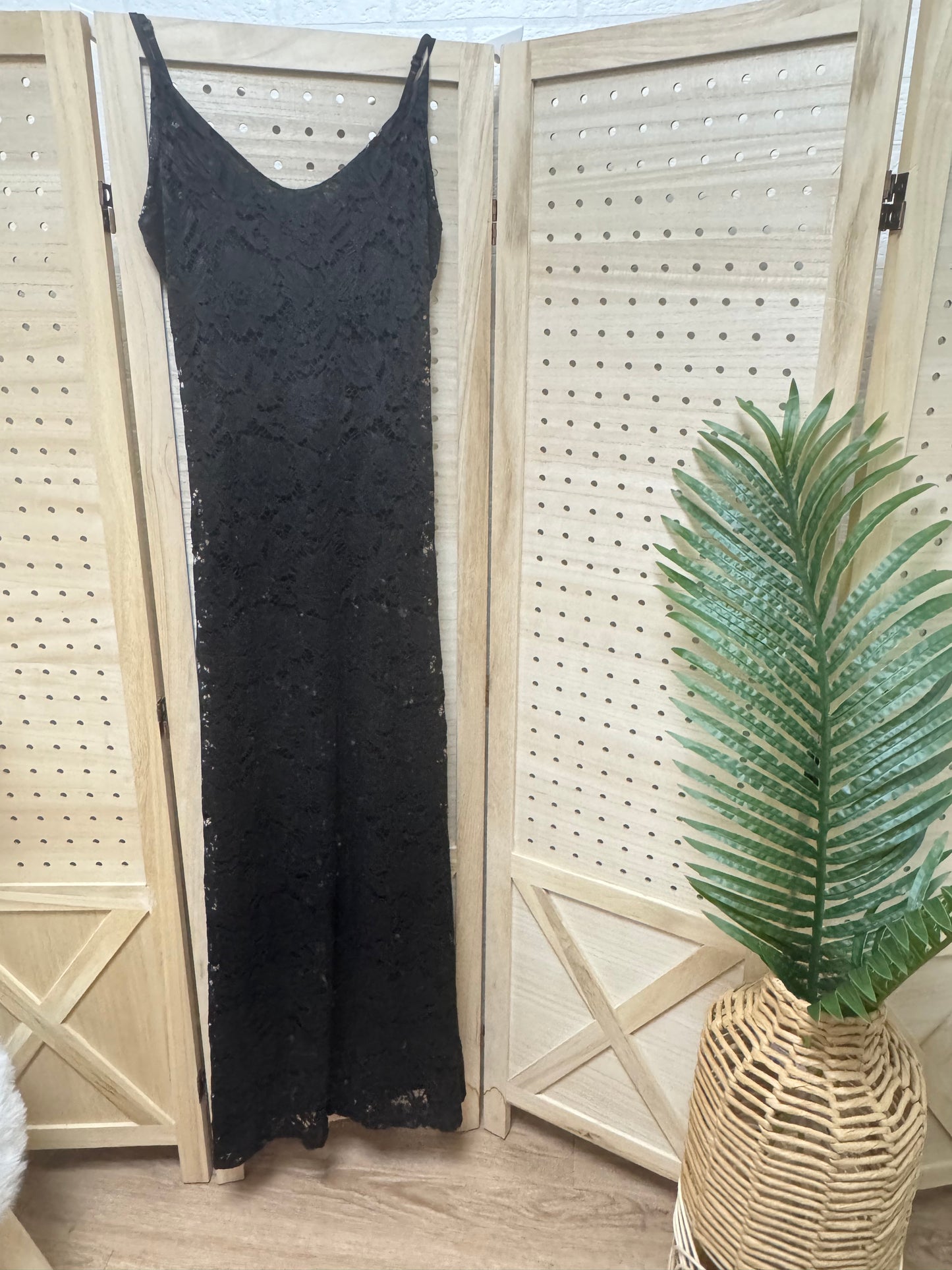 Vestido largo de encaje con body interior y tirantes regulables