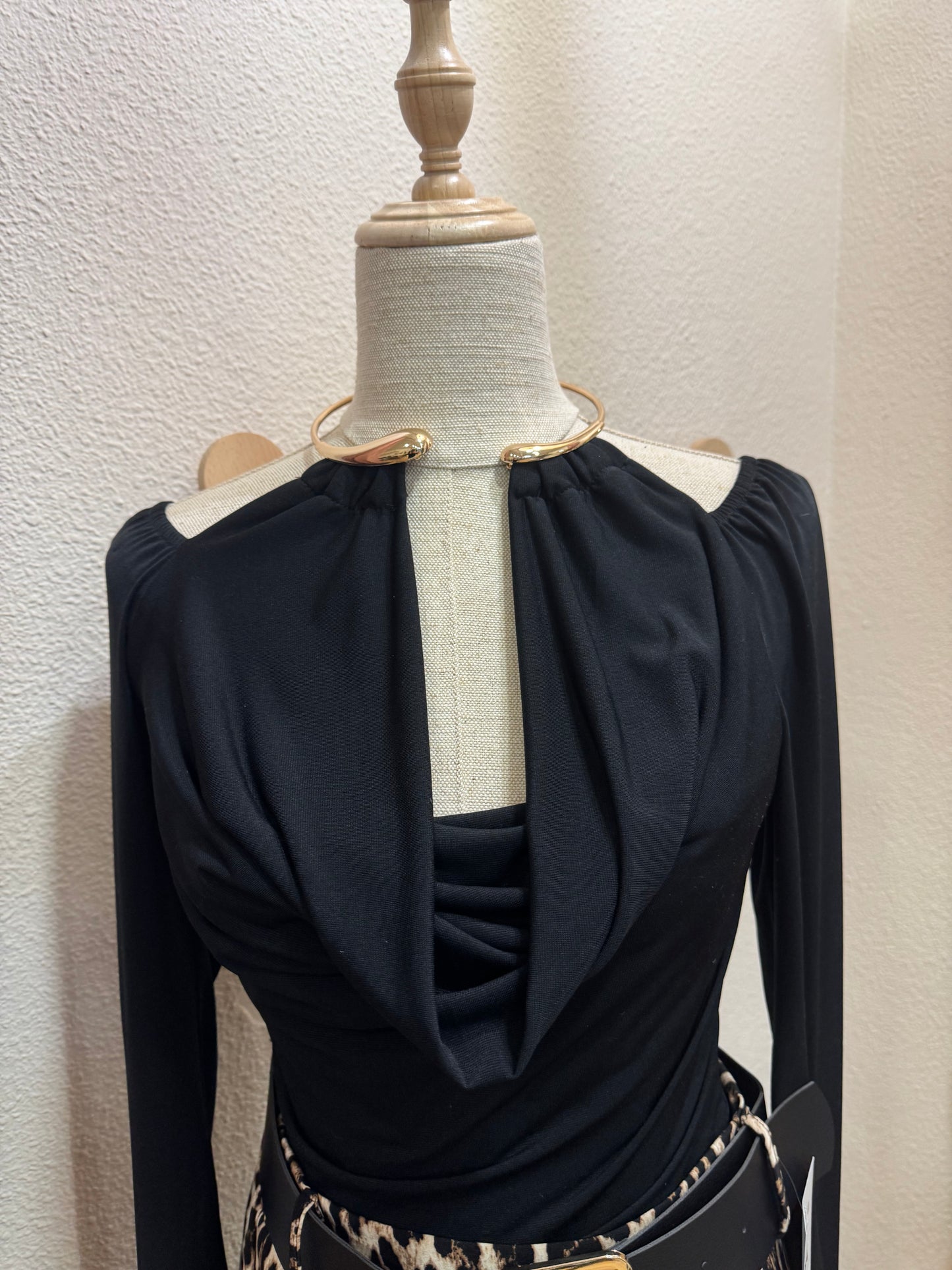 Top negro drapeado con aro dorado