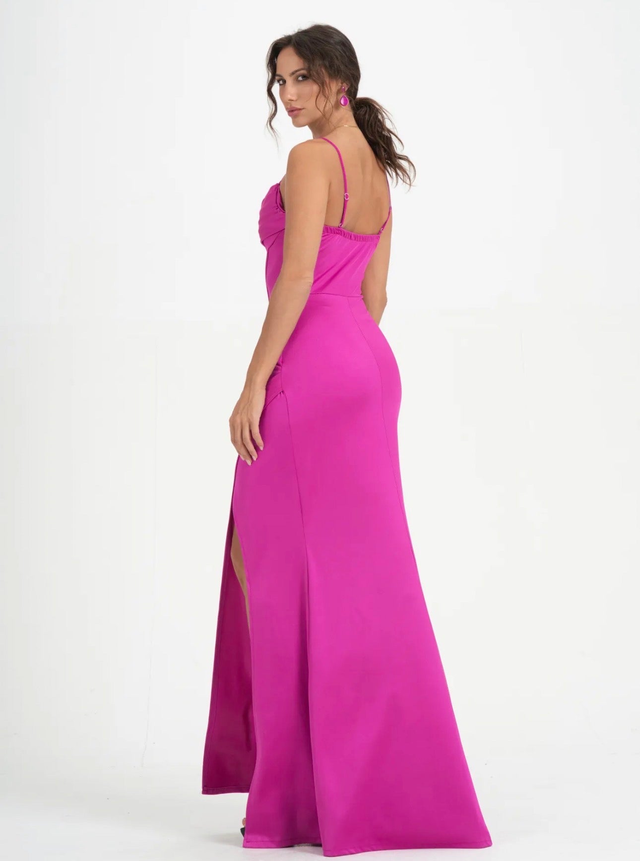 Vestido Largo Fucsia Elegante con Abertura y Efecto Corset