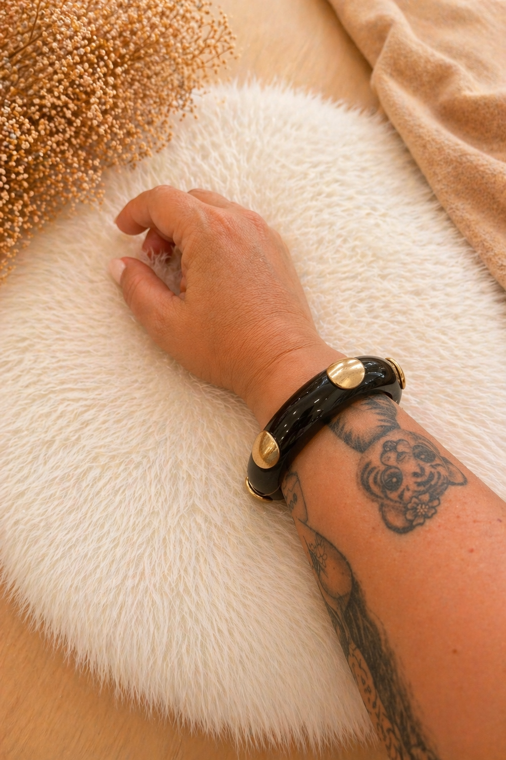 Pulsera Siena – Resina con Detalles Dorados (Beige y Negro)