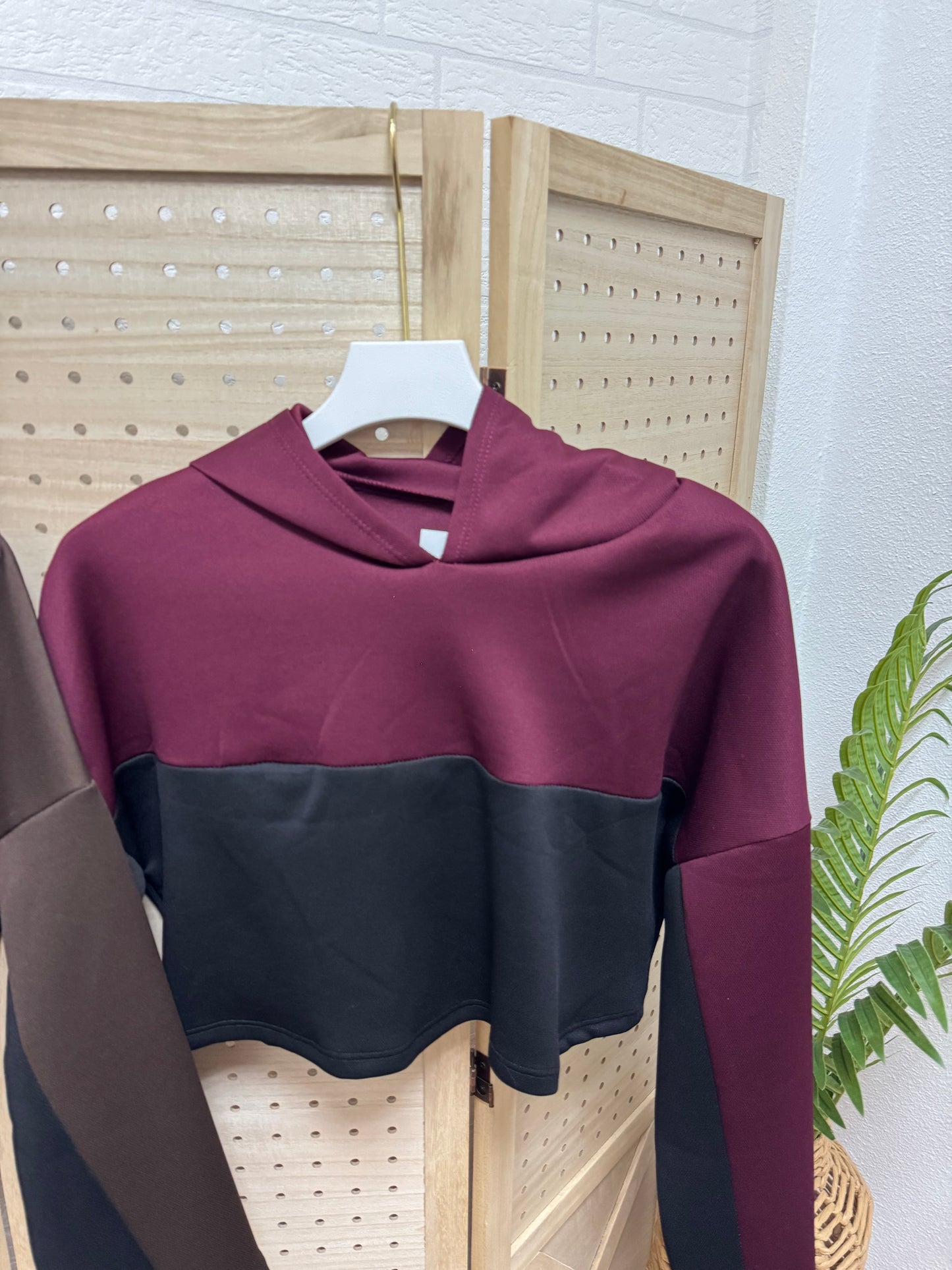 Sudadera crop bicolor con capucha