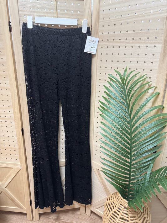 Pantalón de encaje con bajo acampanado