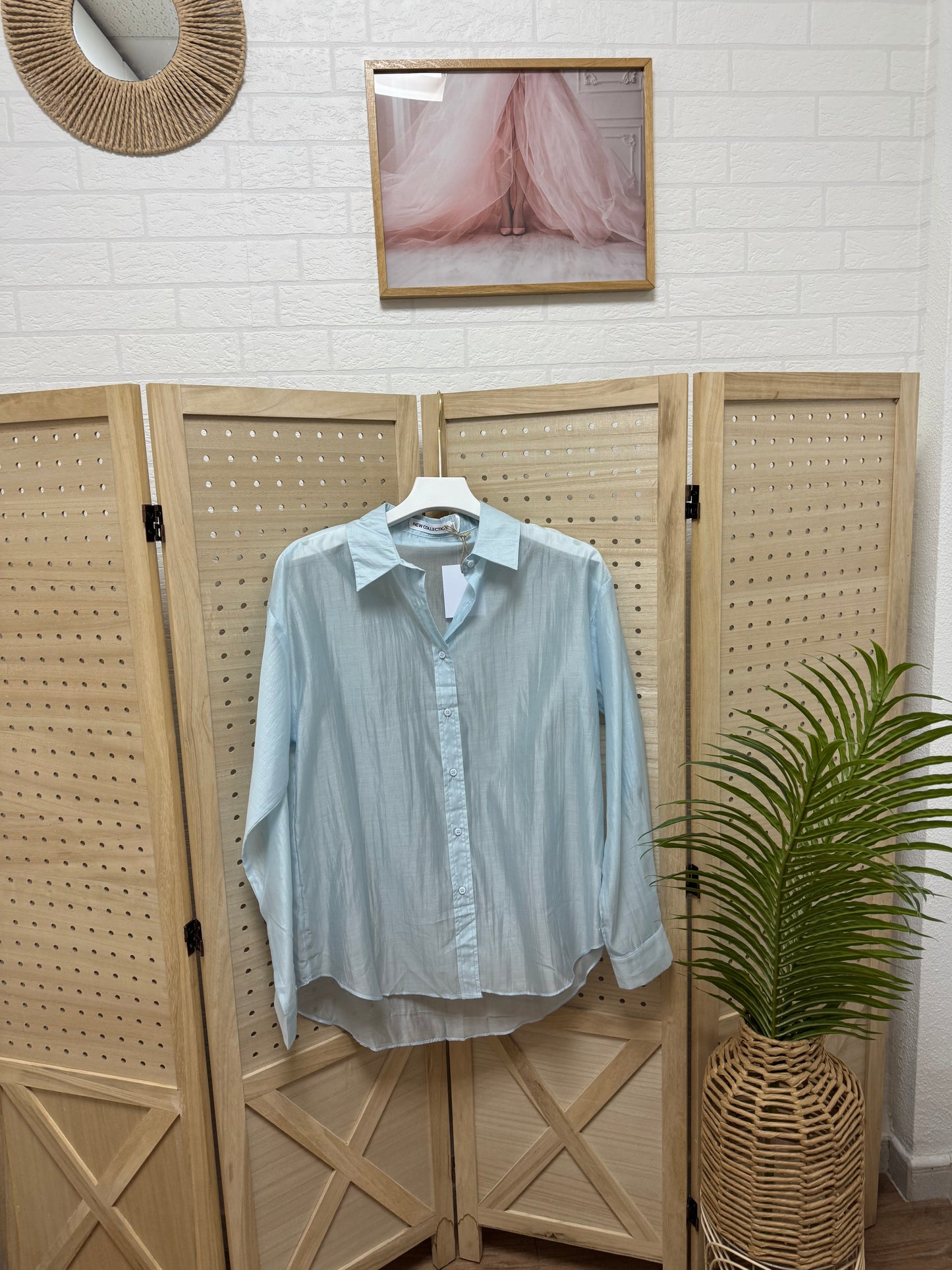 Camisa fluida celeste de corte relajado