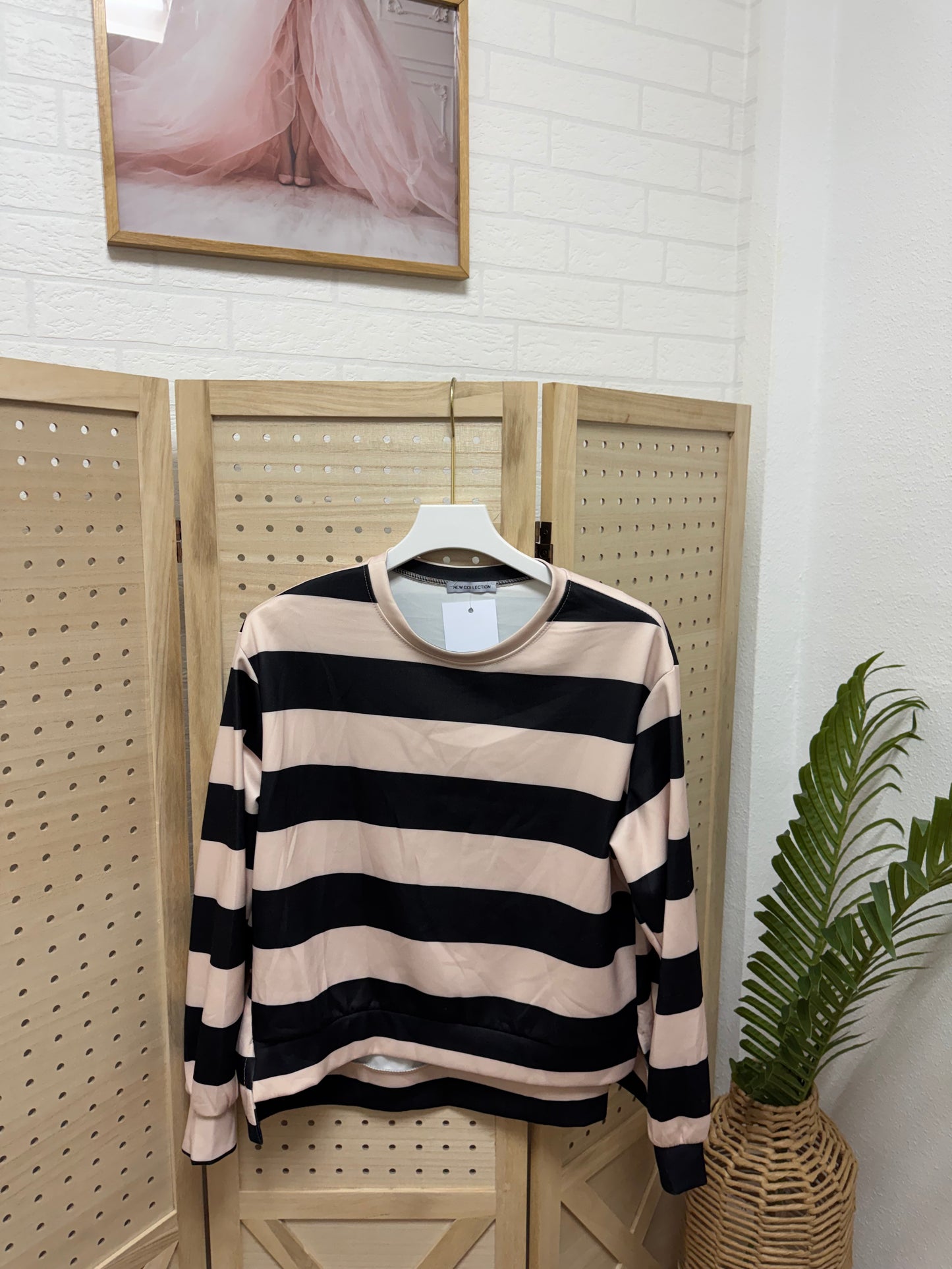 Sudadera de rayas en tonos nude y negro