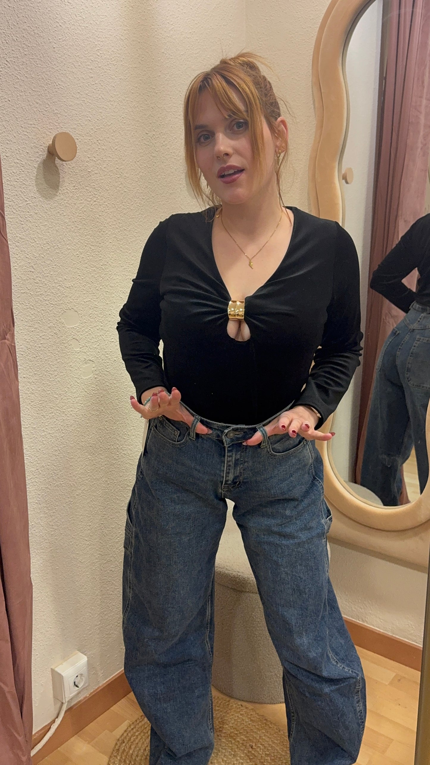 Top negro de terciopelo con detalle dorado