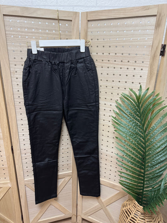 Pantalón pitillo efecto piel tiro alto