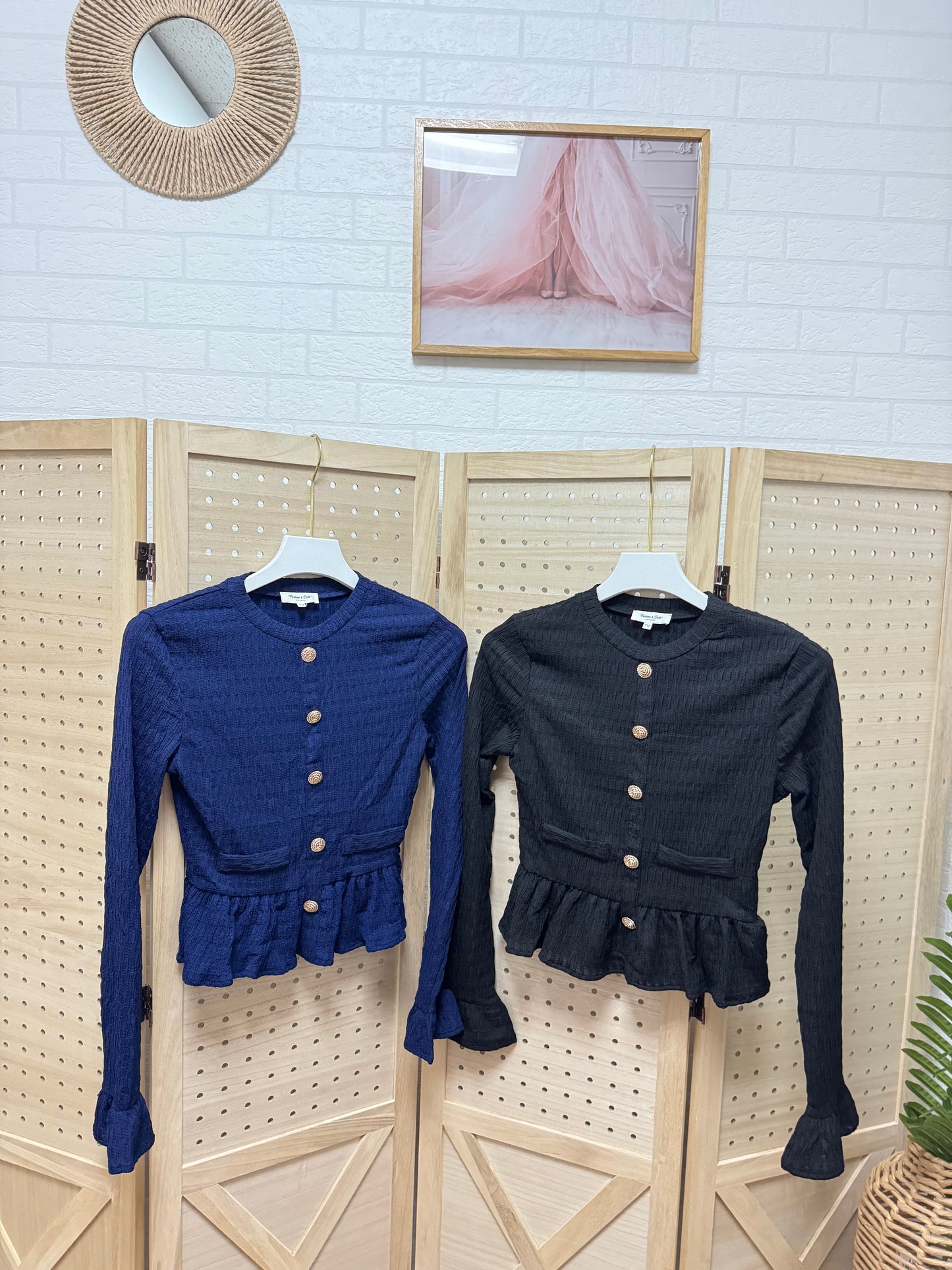 Chaqueta corta con volante y botones joya