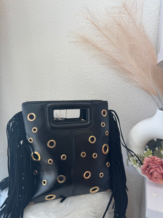 Bolso negro con flecos y arandelas
