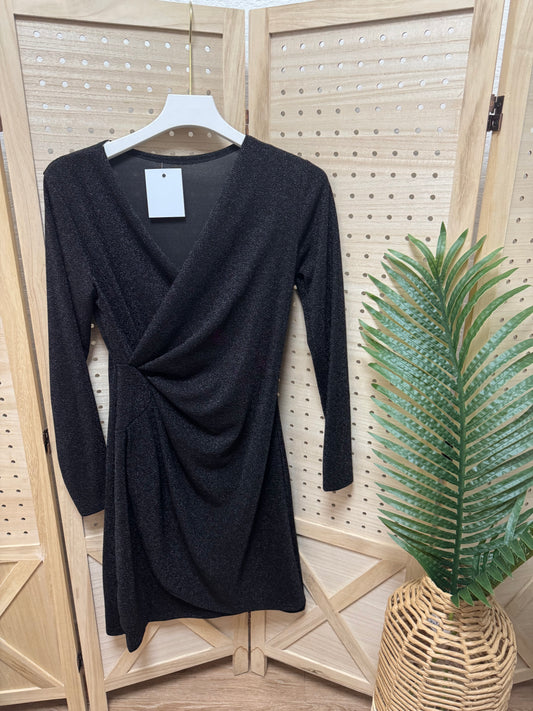 Vestido drapeado cruzado negro con brillo