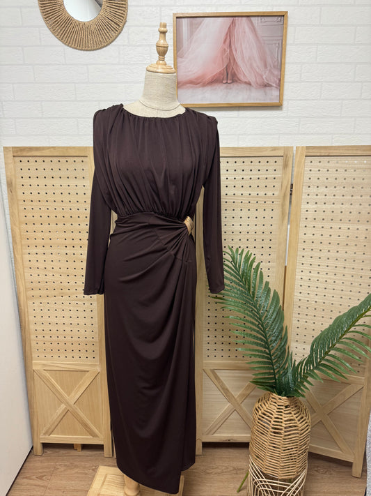 Vestido Largo Elegante Drapeado con Detalle Dorado – Invitada y Eventos