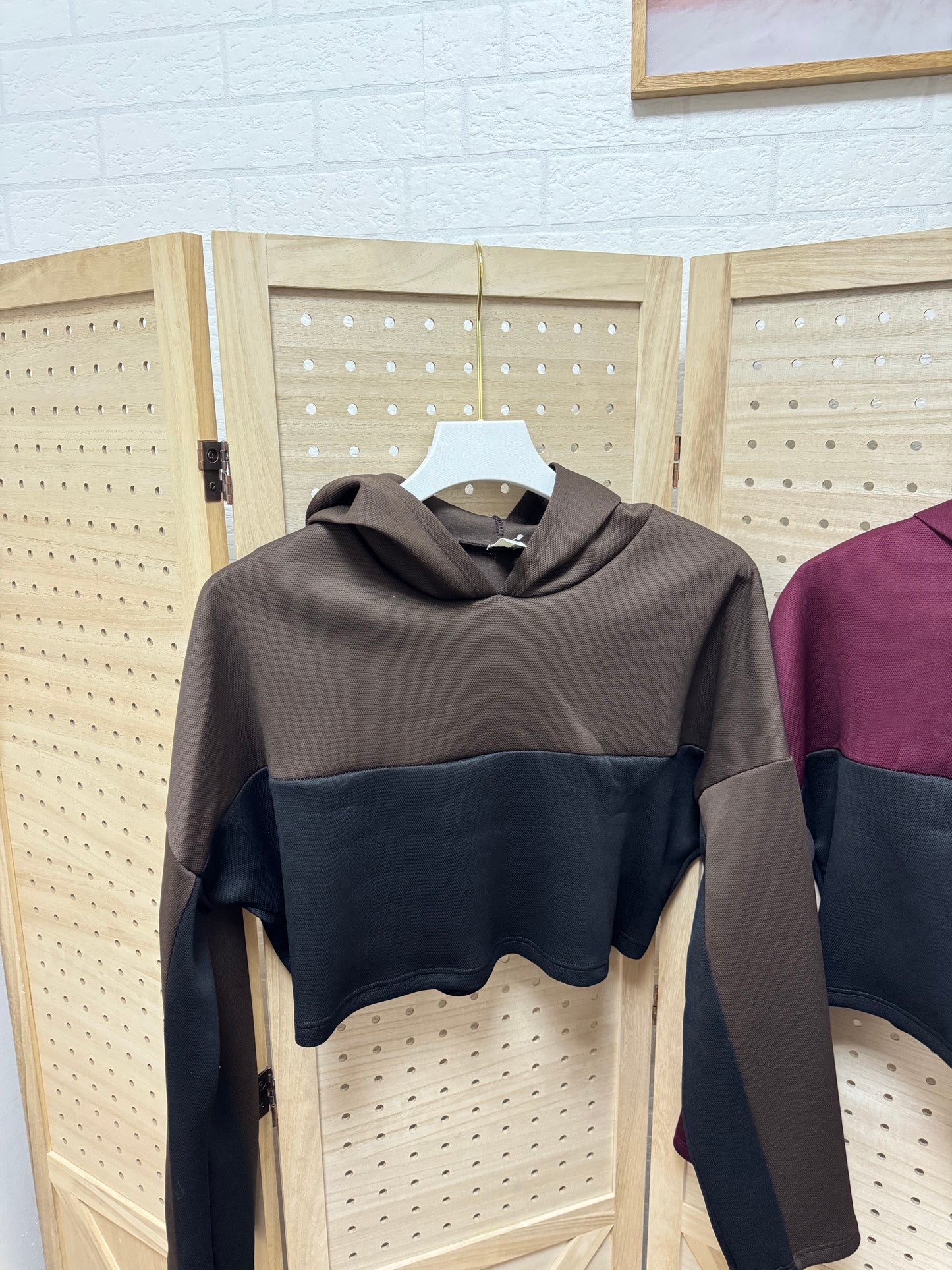Sudadera crop bicolor con capucha