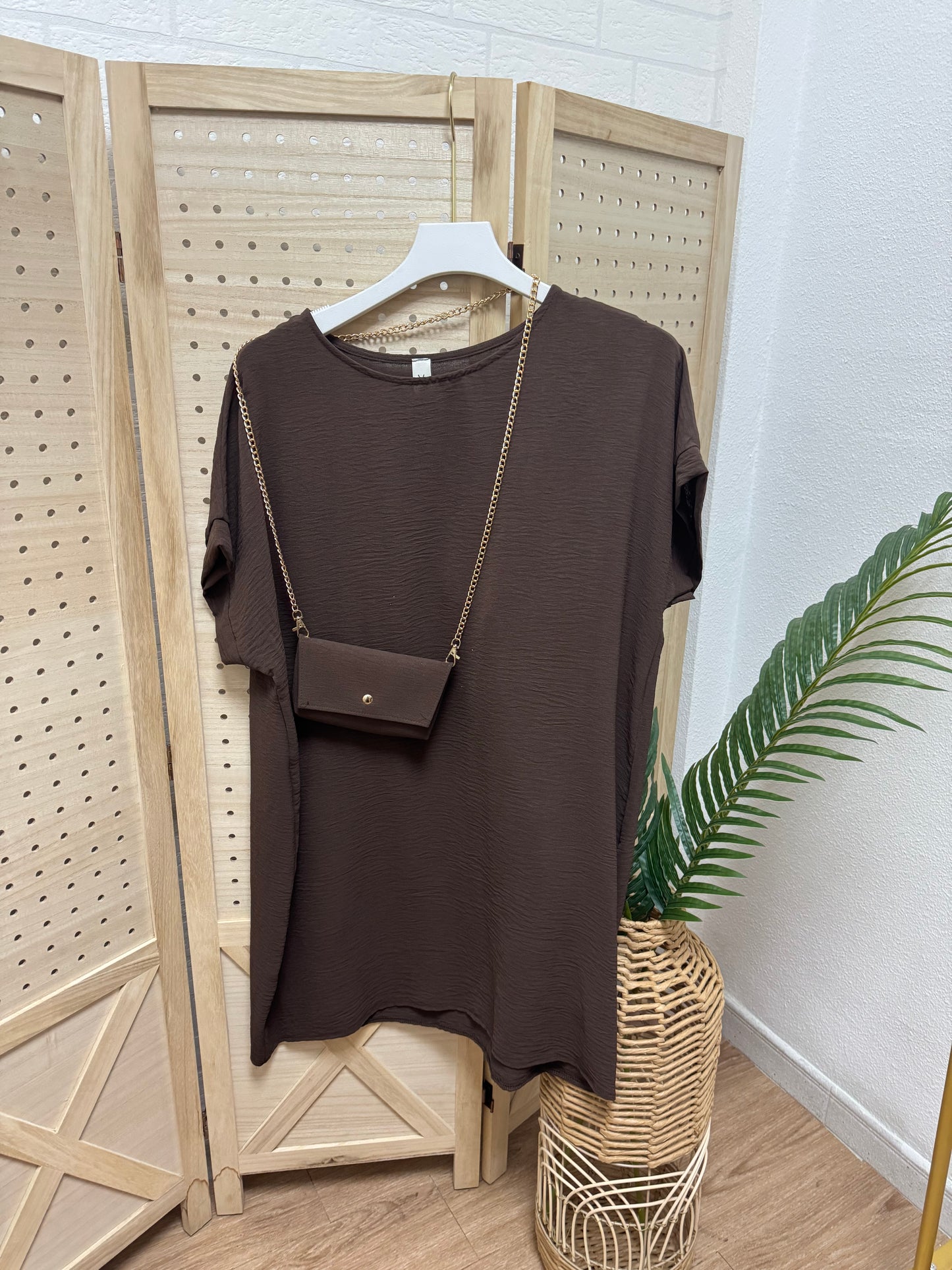 Vestido fluido con bolso mini a juego