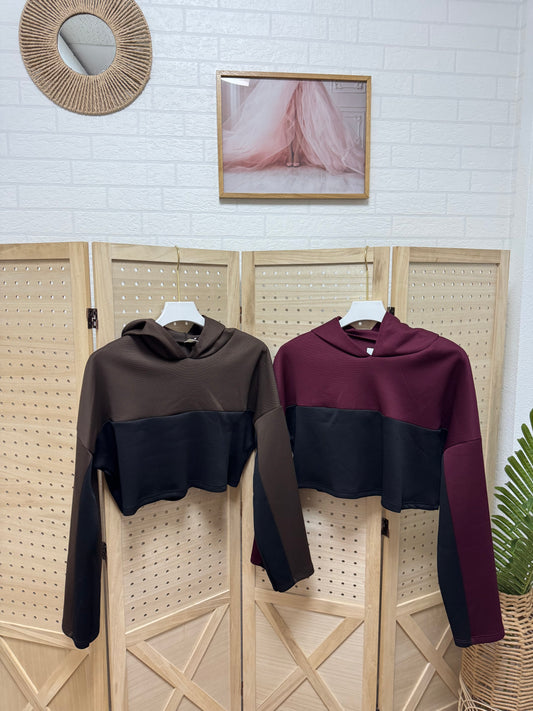 Sudadera crop bicolor con capucha