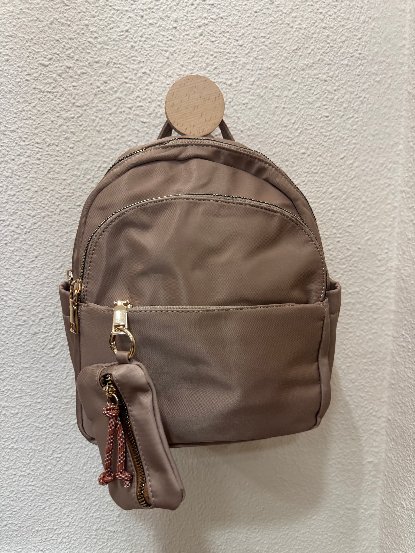 Mochila mini con estilo – disponible en negro y topo