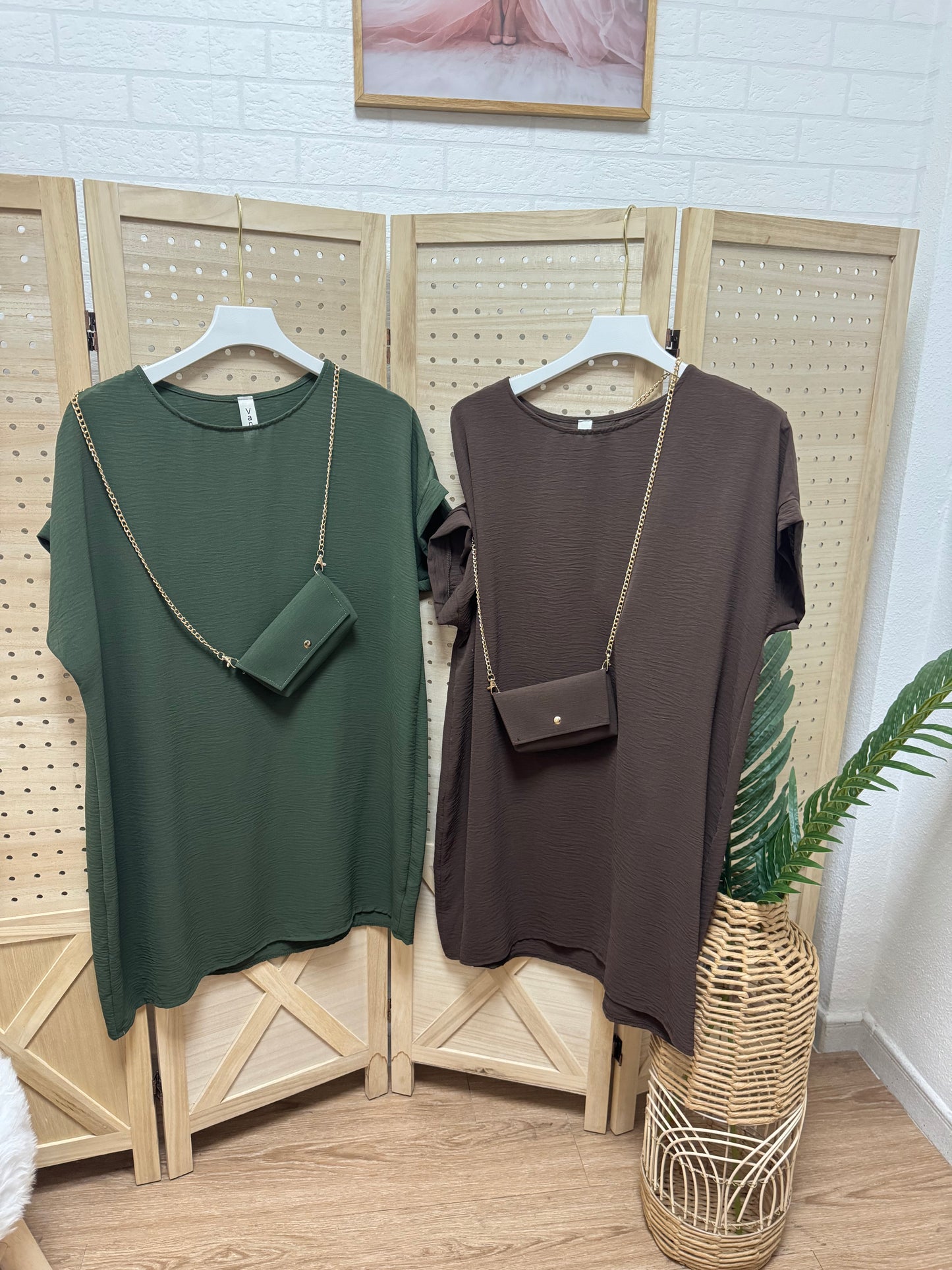 Vestido fluido con bolso mini a juego
