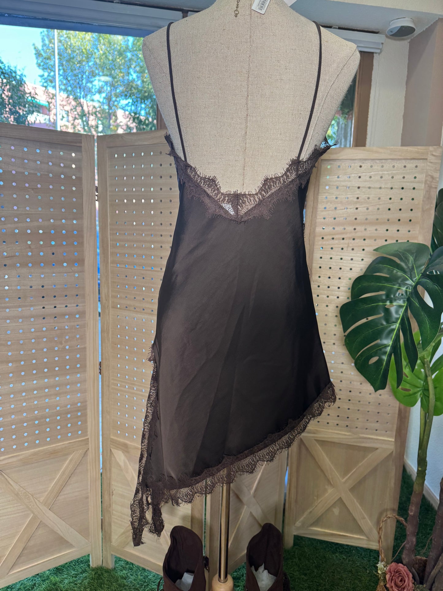 Vestido lencero satinado asimétrico