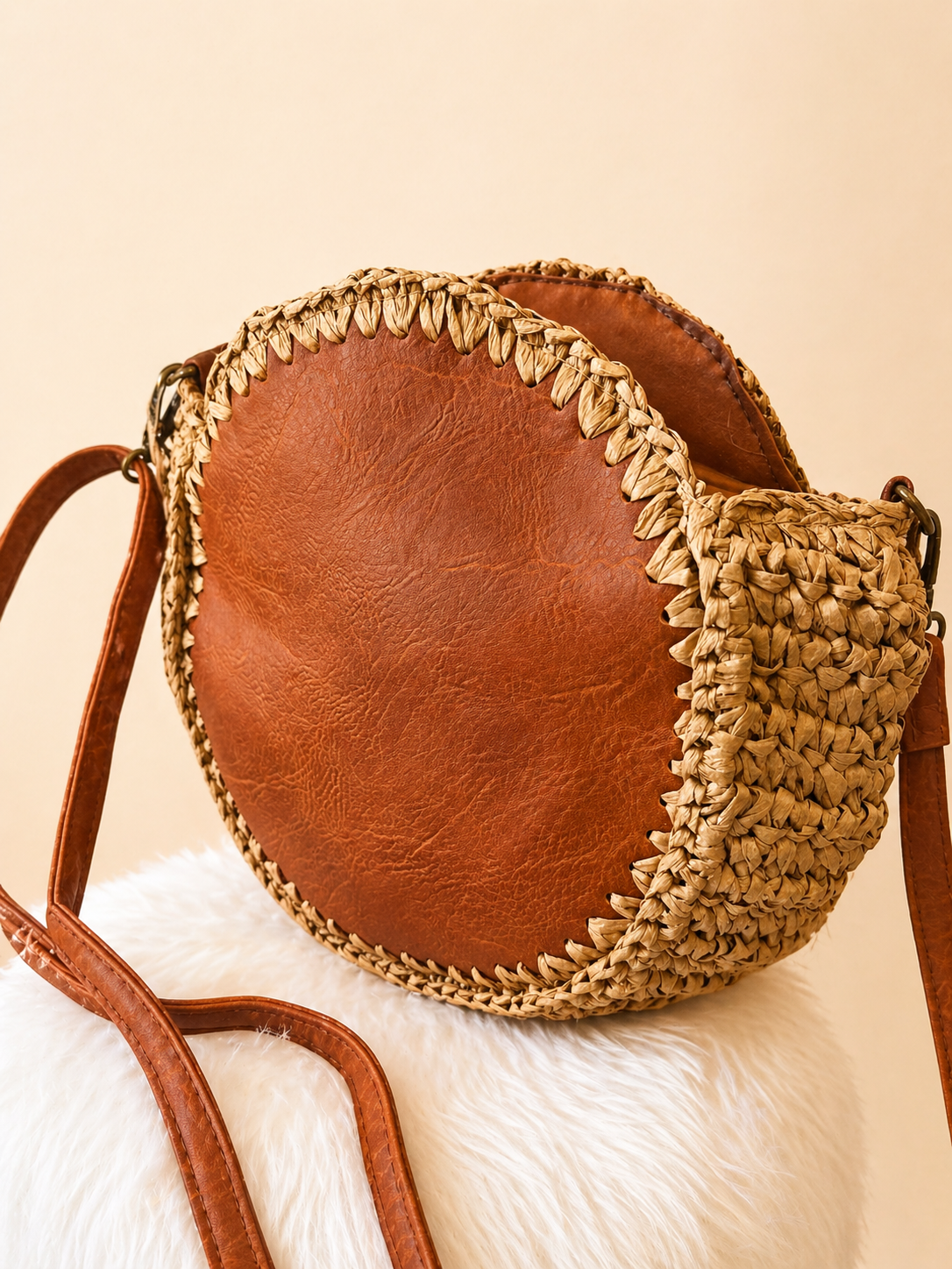 Bolso Redondo Combinado Rafia y Camel