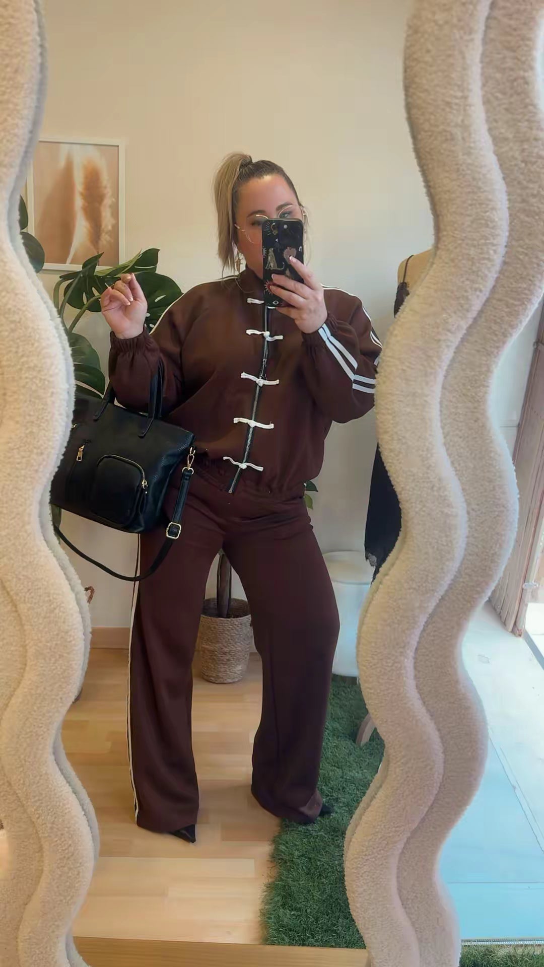 Conjunto Deportivo Mujer Chocolate con Detalle Oriental