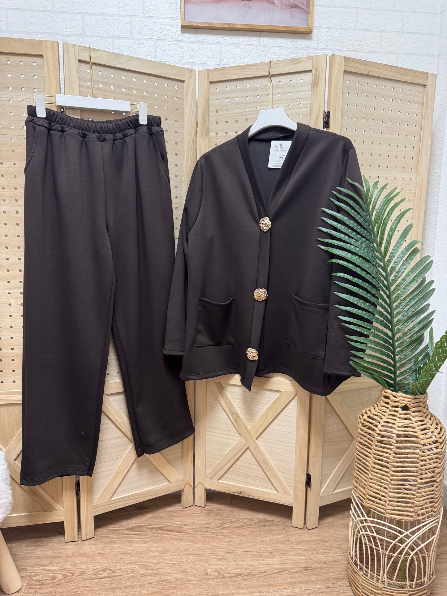 Conjunto Marrón Chocolate Botones Joya – Traje fluido cómodo tallas grandes