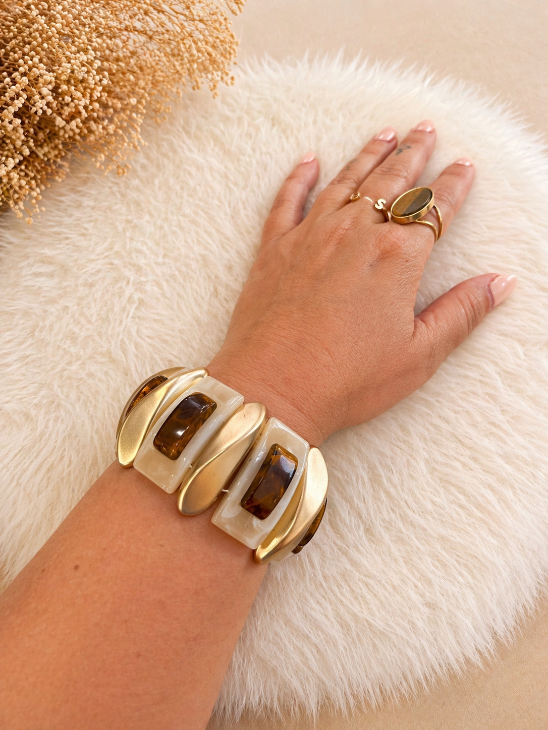 Pulsera Roma Elástica – Resina y Detalles Dorados