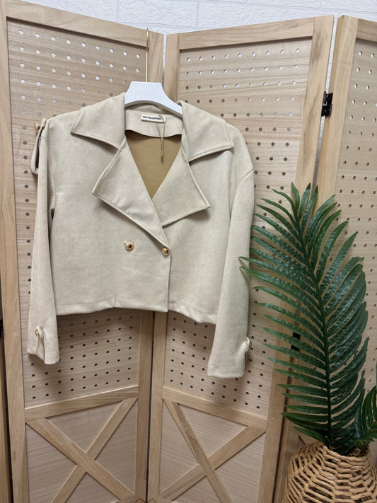 Chaqueta corta beige con botones dorados