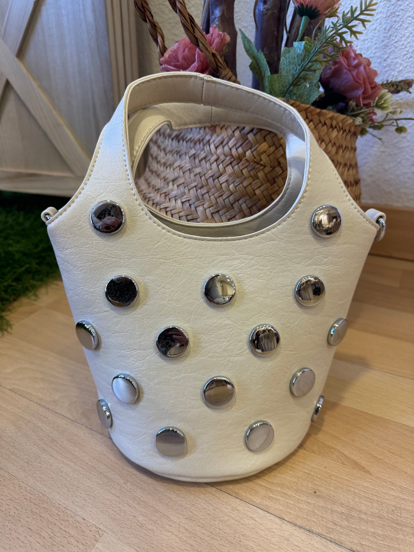 Bolso tipo bucket con tachuelas metálicas