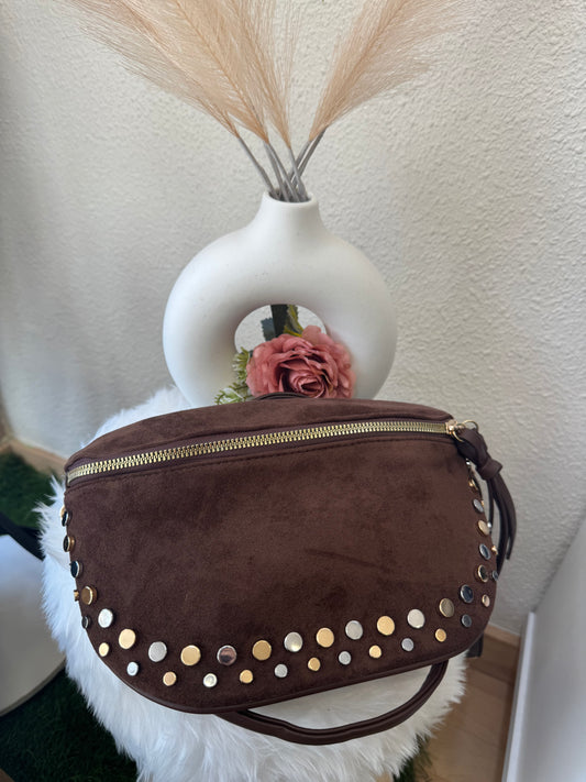 Bolso bandolera marrón con tachas