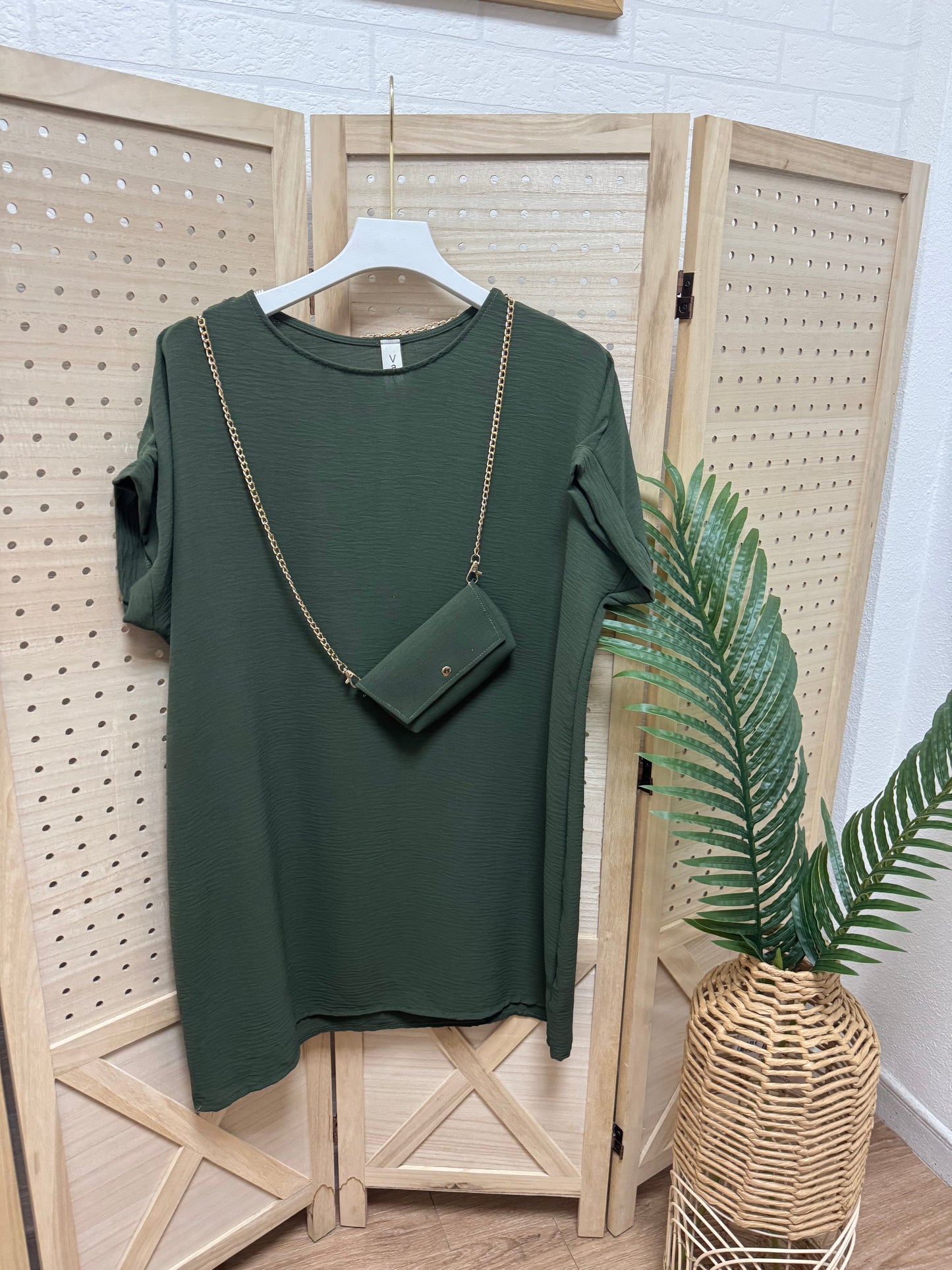 Vestido fluido con bolso mini a juego
