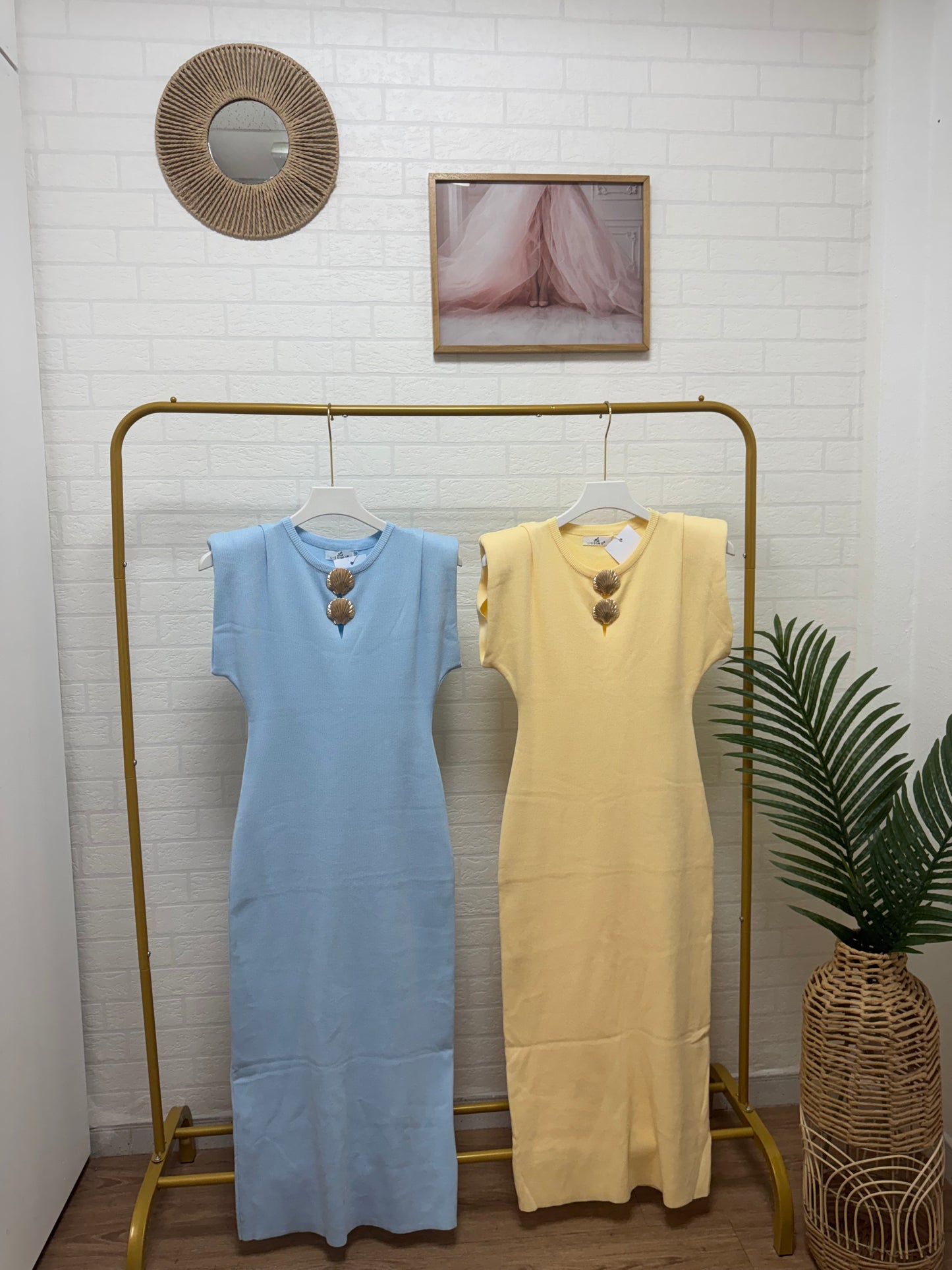 Vestido midi de punto con hombreras y detalle joya