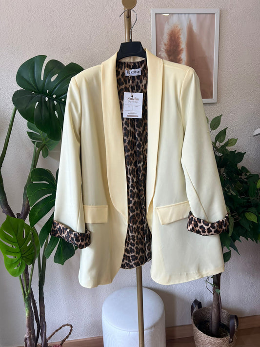 Blazer amarilla mujer con detalle animal print – americana elegante casual