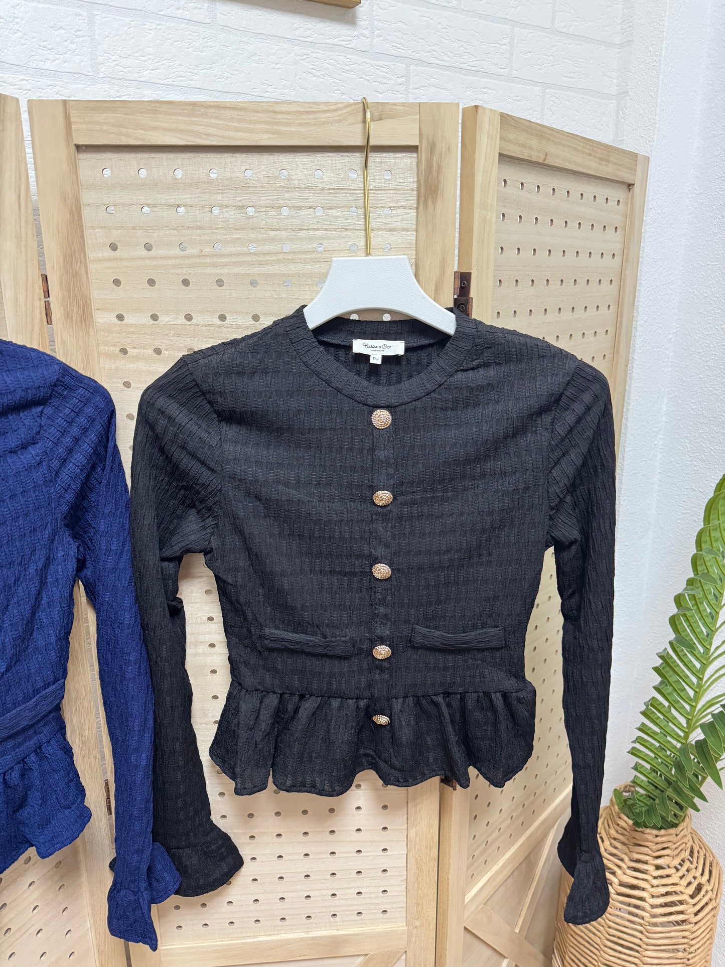 Chaqueta corta con volante y botones joya