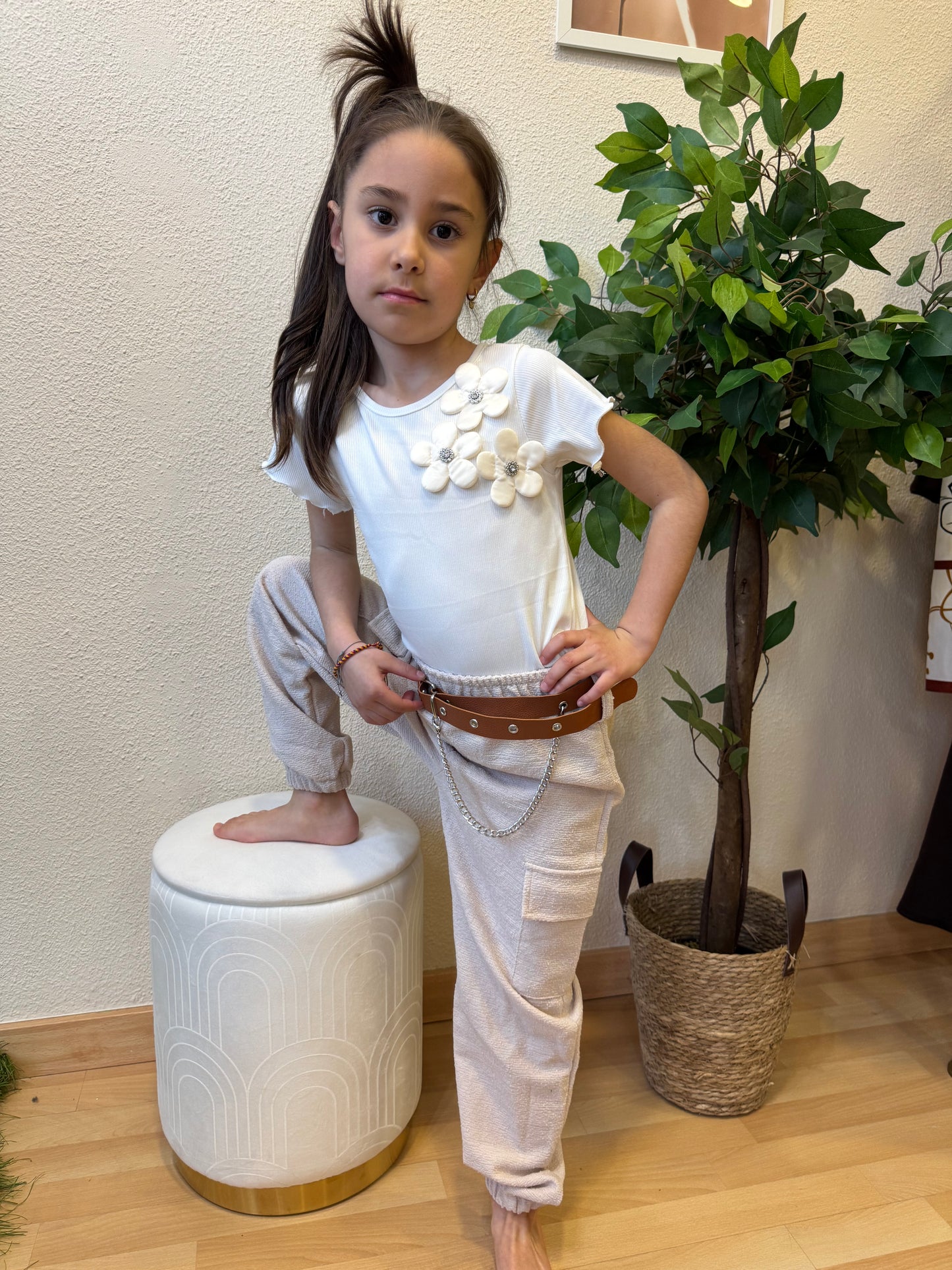 Conjunto Niña Beige con Camiseta de Flores – Look Cómodo y Chic