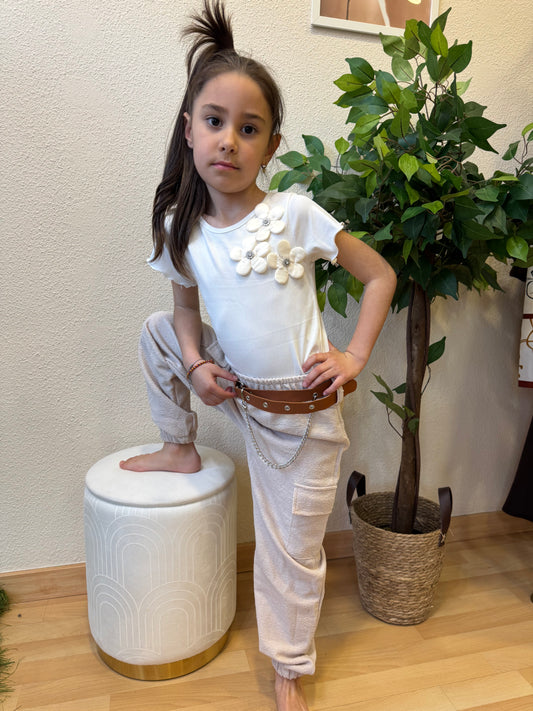 Conjunto Niña Beige con Camiseta de Flores – Look Cómodo y Chic