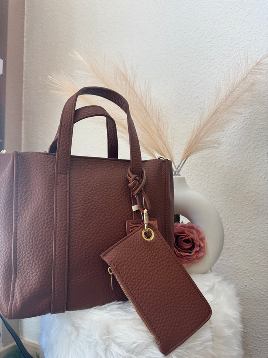Bolso tote marrón con monedero