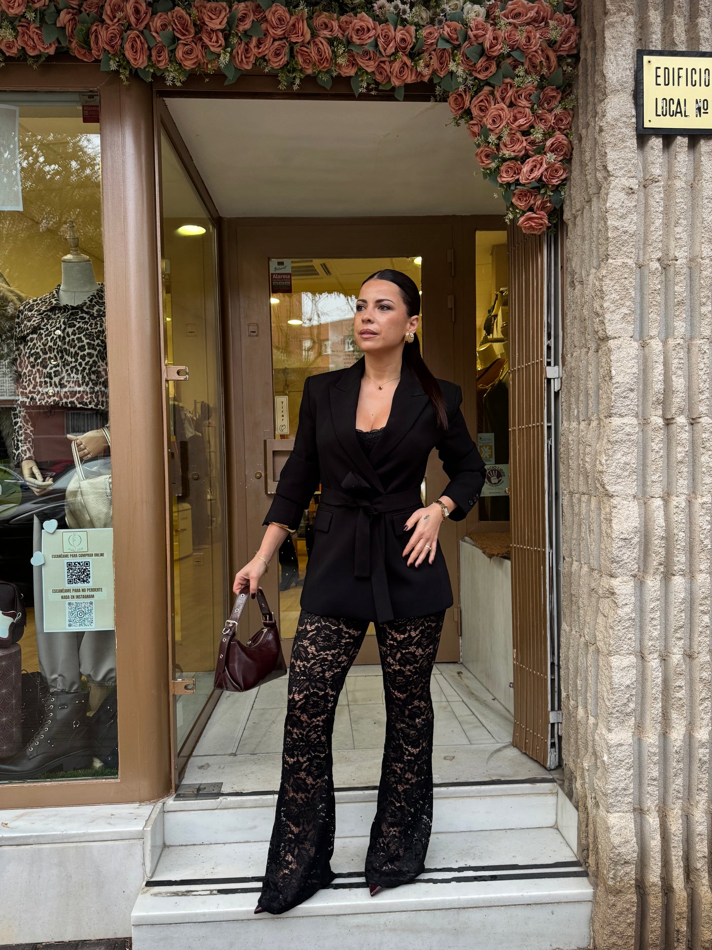 Pantalón de encaje con bajo acampanado