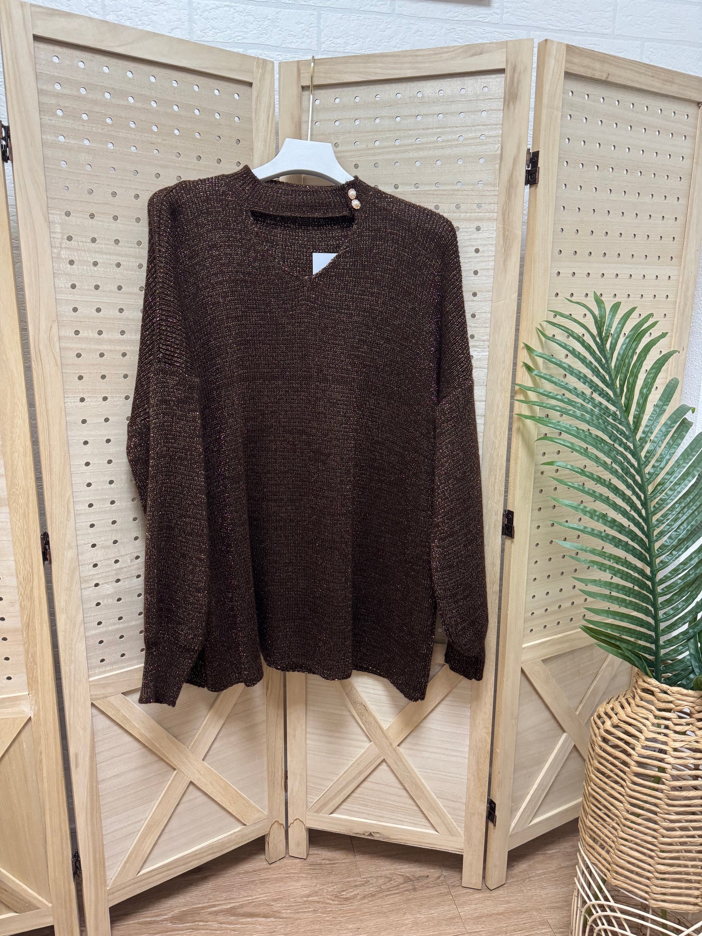 Jersey punto fino marrón chocolate brillo suave con botones joya – Talla amplia