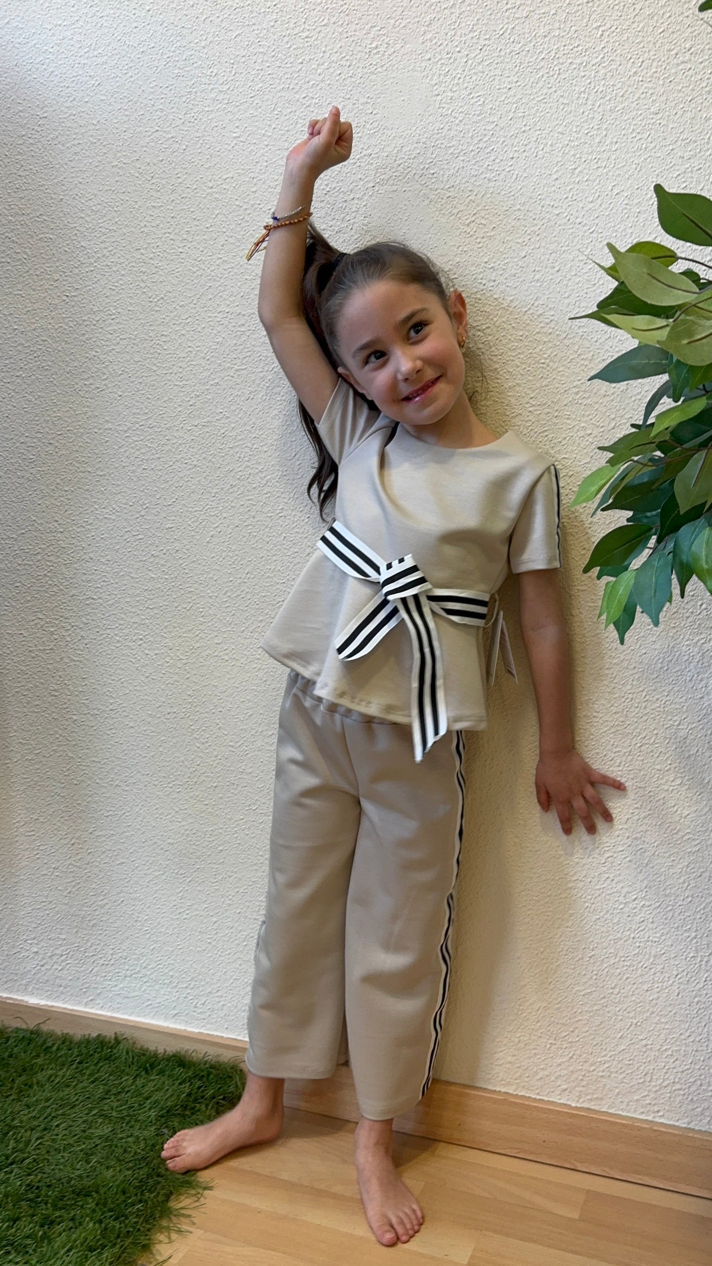 Conjunto Niña Beige Elegante con Lazo – Look Cómodo y Chic