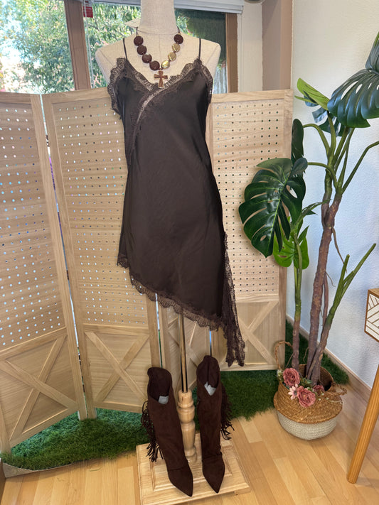 Vestido lencero satinado asimétrico