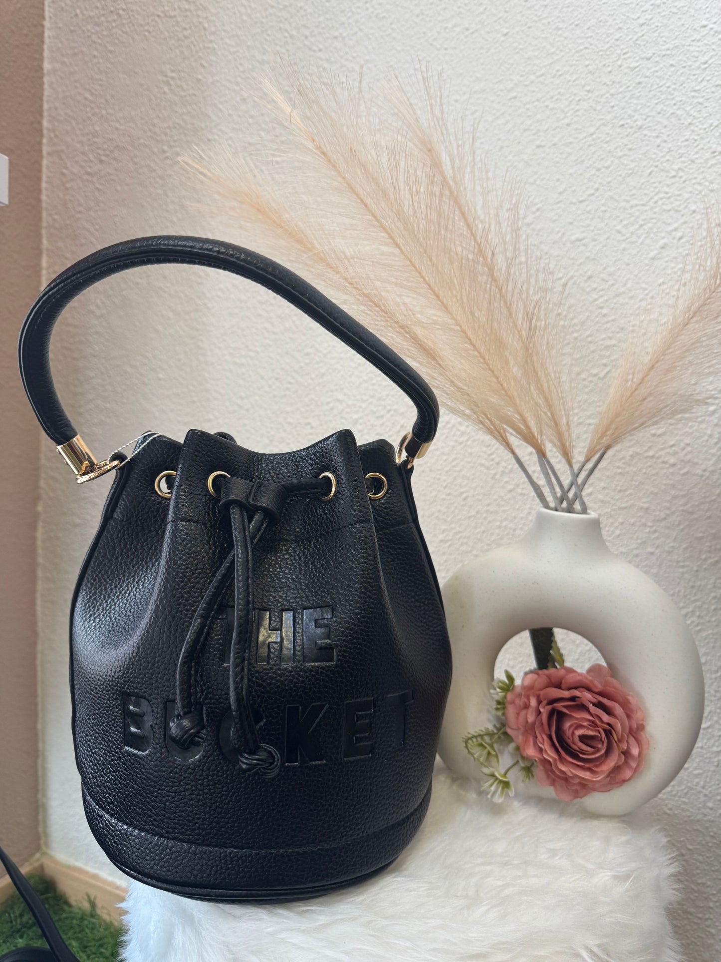 Bolso Saco Negro con Detalle Lettering